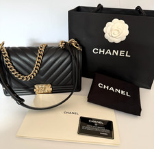 Chanel Boy Tasche Medium Schwarz mit Goldene Kette