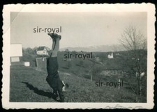 Junge macht Handstand 1936 -