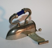 Altes kleines Bügeleisen mit