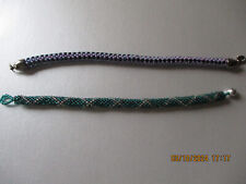 2 Armbänder, Handarbeit, grün & violett, Öse & Karabinerverschluß, ca. 7 mm dick