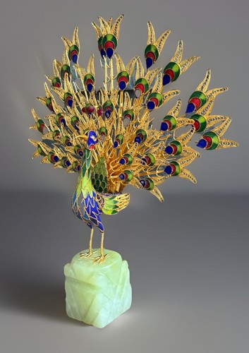 Vogelfigur pfau auf einem - vogelfigur,