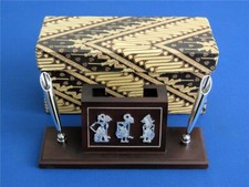 Staatsgeschenk Indonesien Stifte- und Visitenkartenhalter Ethnisches Motiv Holz