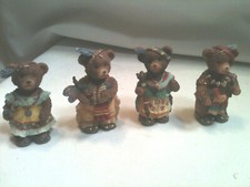 4 SMALL BEARS FIGURENS DRESSED