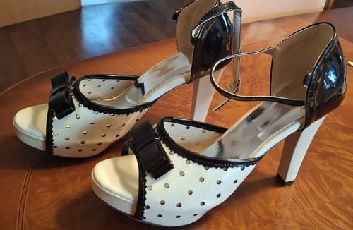 Weiße pumps mit lochmuster - mit,