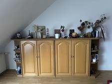 eine schöne und altbau braun Kommode . es ist super und passt sehr viel Sachen 