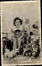 Foto Ak Schauspielerin Shirley Temple, Kinderportrait, Spielzeug - 11406965
