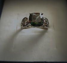 Schöner Damenring mit Mystik
