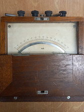 Altes Amperemeter im Holzgehäuse