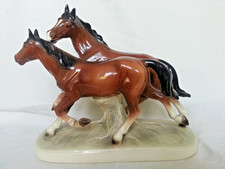 Porzellan/ Signiert: Zwei rassige Pferde, Vitrinen-Stück, detaill. Bearbeitung