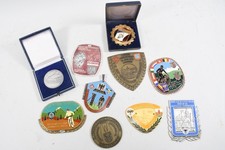 Q40U26- Alte Auto und Motorrad Plaketten teils emailliert ua ADAC