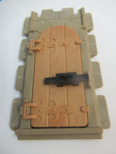 Mauerteil mit Türe + Riegel