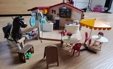 Schleich 42592 Horse Club Reiter Cafe mit Reiterin, Pferd und Zubehör