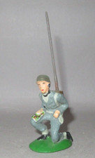 Alter Soldat mit Funkgerät