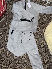 Nike Tech Anzug In Grau Und