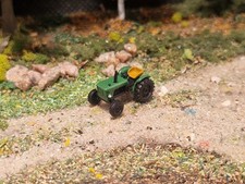 1:220 Spur Z Traktor grün