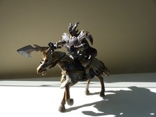 Sammlungsauflösung: Bully Ritter (blau) auf Pferd