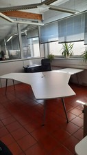 Schreibtischkombination für 3 Personen, Stellmaß 3x3 m, Kabelkanal mittig