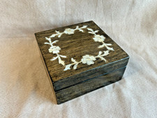 Schönes stilvolles Kästchen aus Holz mit Intarsien aus Perlmutt - Handarbeit