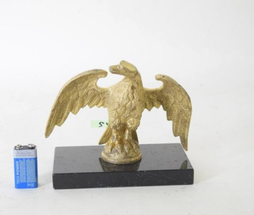 Antiker adler auf marmorsockel - antiker,