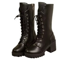 Schwarze Schnürstiefel