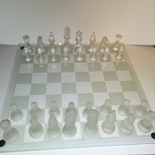 Schachspiel aus Glas 355 x 355mm Grundfläche und 32 Figuren