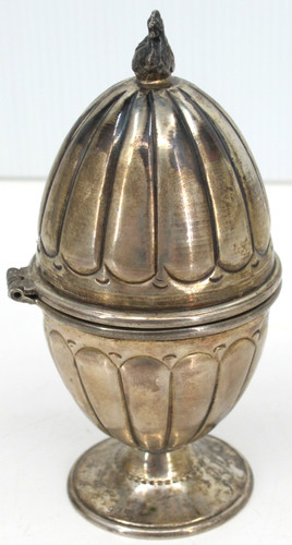 Wunderschöner eierbecher mit - wunderschöner,