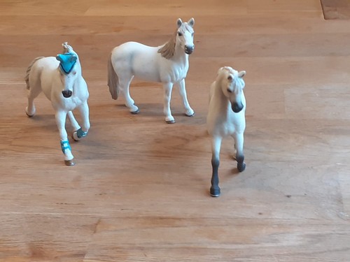 Drei schimmel schleichpferde - drei,