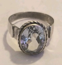 Alter Ring mit hellblauem