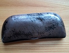 Brillenetui Metall schwarz abgewetzt vintage alt