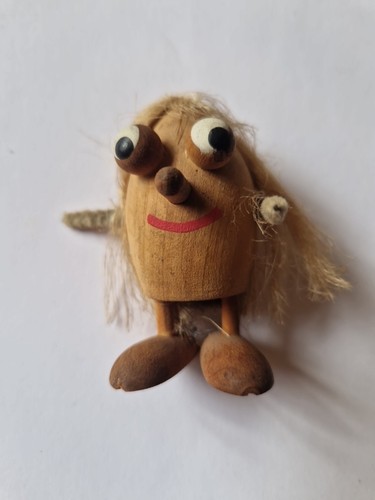 Kleiner troll aus holz - troll, holz.