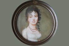 Miniatur Empire Dame in weißem Kleid  „à la grecque”, um 1800