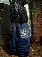 Blaue Baggy Jeans mit weißer