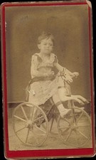 Foto Kleinkind mit Dreirad