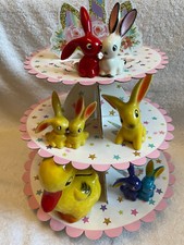 Goebel Hummel Figur : Ostern Easter : Hase Rabbit Bunny gelb blau rot weiß Ente