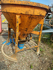 Kran Bau Beton  Kübel mit Schlauch  Baustelle Transport Verladung