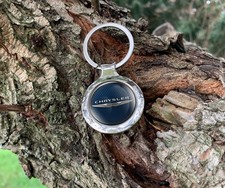 Chrysler Metall-Schlüsselanhänger aus Edelstahl mit Epoxidharz-Logo Emblem Auto.