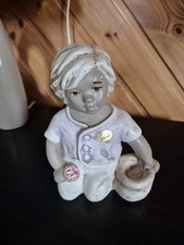 Alice Figur Junge Sitzend Auf