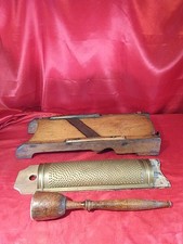 Antike Gurken Rüben Käse Reibe Glöbel Holz Bronze Metall Jugendstil (5089)