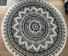 Runder Jute-Teppich mit Mandala-Muster – Boho-Stil