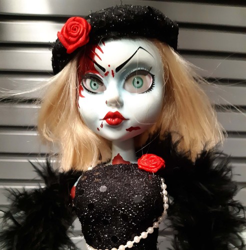 Living dead dolls - living,