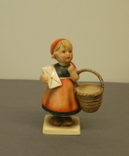 Original-Hummelfigur, Mädchen mit Korb, mit altem Hummelzeichen, 15 cm hoch