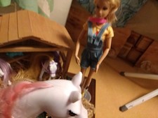 Barbie: Mit 2 🐎 Pferden, 1 Einhorn, Stall, Stroh Und Noch Vieles Mehr. 