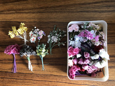 Konvolut Miniatur KUNSTBLUMEN aus Stoff / Seide zum Basteln 30 bis 40 Jahre alt