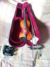 Violine - 4/4-Mensur, fast ungespielt, besaitet; mit Zubehör: Koffer & Bögen