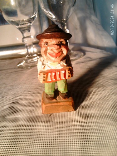 Von hand geschnitzter - hand,