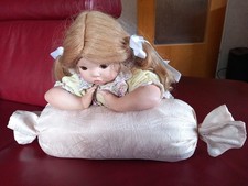 Puppe liegend mit KISSEN