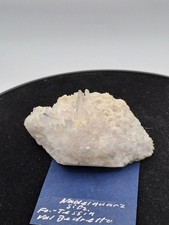 Alpiner nadelquarz auf matrix - nadelquarz,