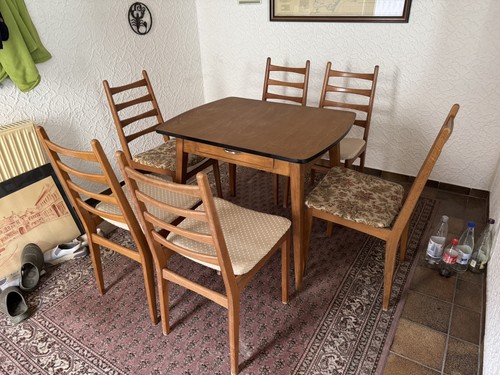 Alter tisch mit stühlen - alter,