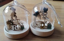 2x Glasglocken mit Holzboden