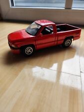 Dodge RAM 2. Generation; 1:26; Maisto; rot; unbespieltes Vitrinenmodell